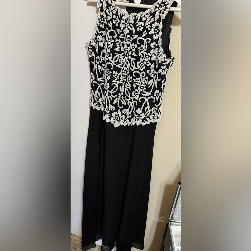 Chadwick Elegant Black and White Floral Lace Dress size 4P